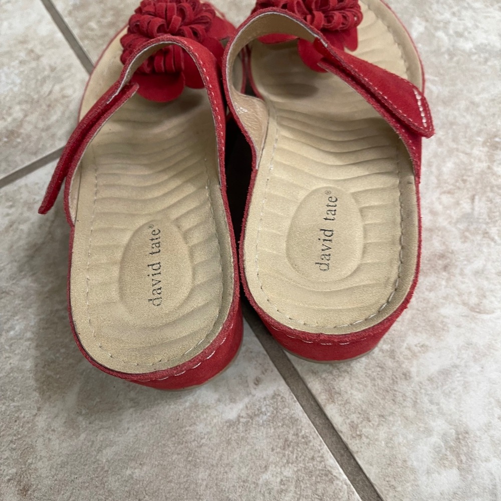 David Tate Red Suede Flower Accent Adjustable Strap Wedge Sandals 8W EUC spring - Picture 5 of 9